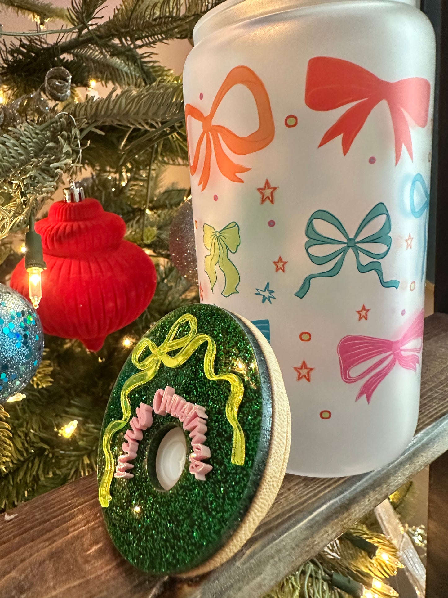 Colorful bows Christmas frosted glass can with bamboo lid. Cute holiday iced coffee cup and perfect women’s Christmas gift.