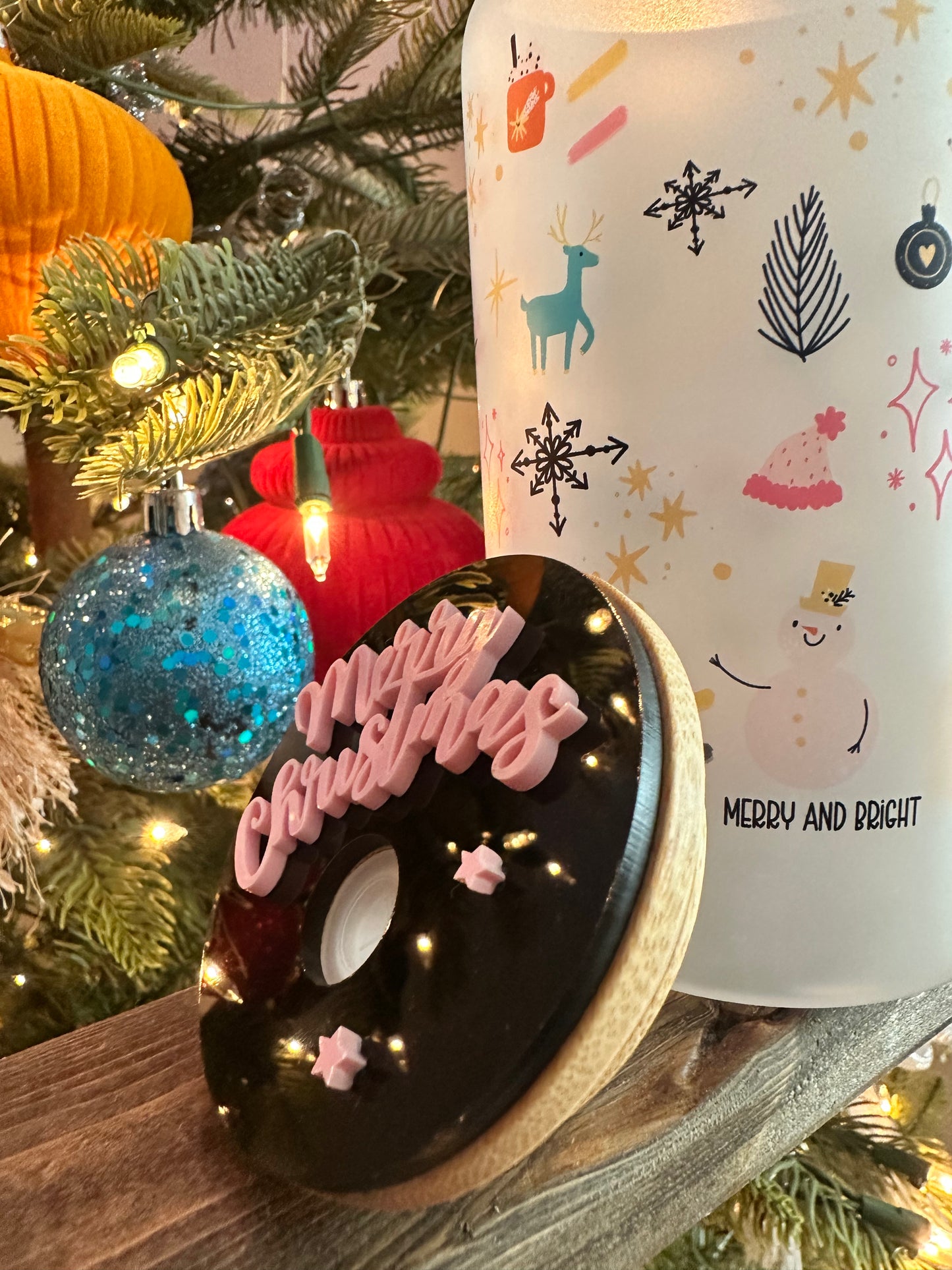 Merry & Bright Christmas Icons | Frosted 16oz Glass Can with Lid | Women’s Holiday Cup